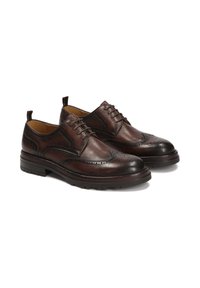 Zapatos de vestir de cuero marrón con un intrincado diseño de brogue, puntera redondeada, cierre con cordones y suela de goma negra resistente.