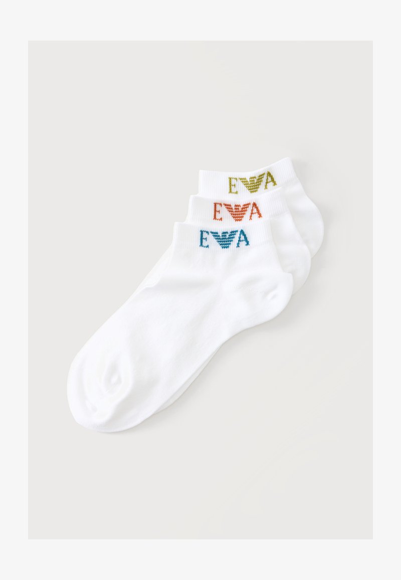 Trois paires de chaussettes blanches chevilles empilées, chacune avec un logo "EVA" coloré et un dessin d'aigle près du bord en bleu, orange et vert.