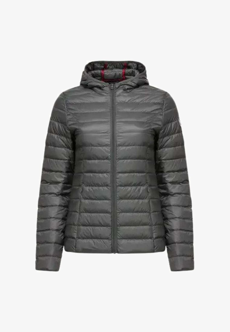 Pufferjakke i mørkegrå med lynlås, hætte og quiltet design. Har vandret syninger og et blødt, let materiale.