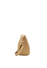 Borsa di stoffa beige con forma triangolare, tracolla regolabile e accessori in argento. Superficie liscia senza motivi o disegni visibili.