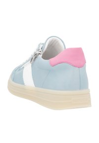 Baskets en cuir bleu clair avec une bande blanche, un onglet de talon rose et un détail de fermeture éclair sur le côté. Elles disposent d'une semelle texturée et d'un bout renforcé.