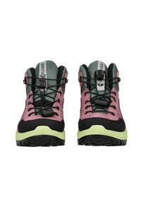 Botas de senderismo con parte superior de ante rosa, detalles negros, cuello de malla gris y suela verde. Cuenta con un sistema de cordones rápidos y una suela con textura.