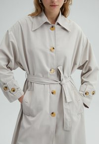 Touché Privé BELTED - Trenčkot - stone