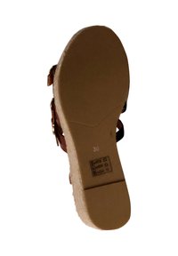 Semelle de sandale marron avec surface texturée, taille 36, dotée d'un intermédiaire en liège et de détails estampés au fond.