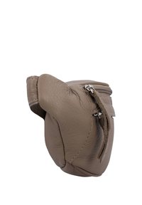 Kleine, taupefarbene Lederetui mit sichtbarer Naht, Reißverschluss oben und kurzem Riemen nahe dem Reißverschlussanhänger.