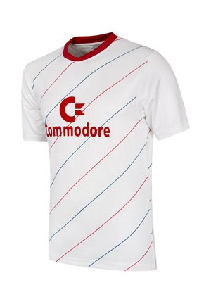 Witte short-sleeve jersey met rode en blauwe diagonale strepen. Voorzien van een rode kraag en een opvallend rood "Commodore" logo op de voorkant.