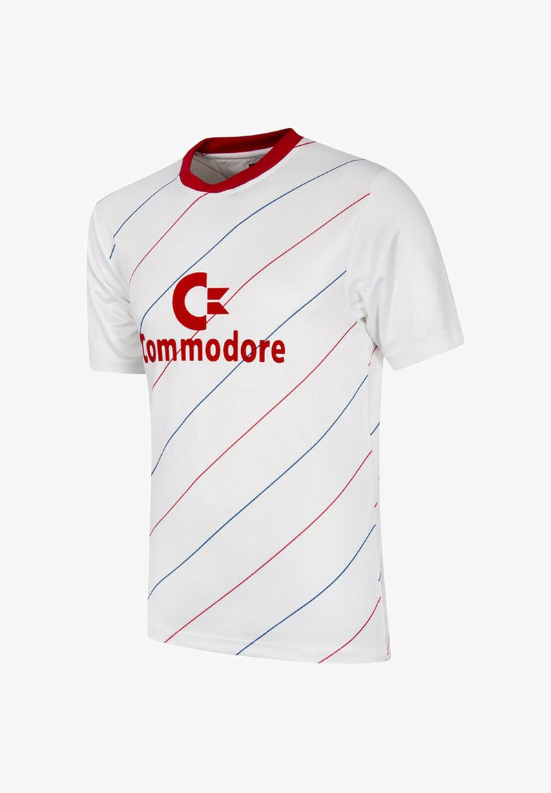 Witte short-sleeve jersey met rode en blauwe diagonale strepen. Voorzien van een rode kraag en een opvallend rood "Commodore" logo op de voorkant.