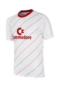 Weißes T-Shirt mit kurzen Ärmeln und roten sowie blauen diagonalen Streifen. Verfügt über einen roten Kragen und ein auffälliges rotes "Commodore"-Logo auf der Vorderseite.