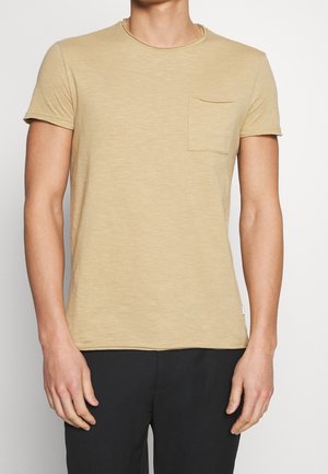 Beige T-shirt met korte mouwen van zachte stof, voorzien van een ronde hals en een borstzakje aan de linkerkant. Soepele textuur met een casual pasvorm.