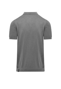 Grijze polo met korte mouwen en een kraag, met een gladde textuur en een aansluitend ontwerp. Bevat een klein merkje aan de zoom.