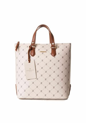 Borsa tote beige con un motivo a diamante, manici in pelle marrone e un'etichetta. Presenta un materiale textures e un dettaglio in oro del logo.