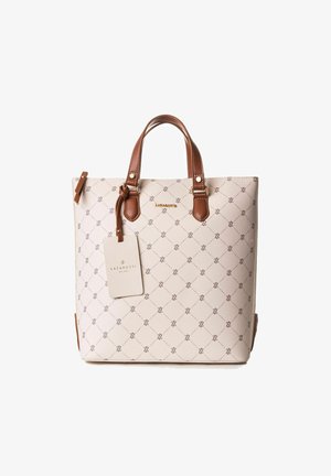 Beige Tragetasche mit Diamantenmuster, braunen Ledergriffen und einem Etikett. Verfügt über strukturiertes Material und goldene Logodetails.
