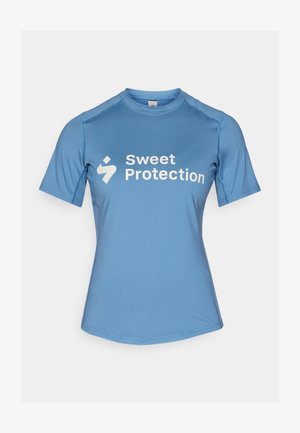Blauwe korte mouwen shirt van zachte stof, met het witte "Sweet Protection" logo op de voorkant, voorzien van platte naden en een sportieve uitstraling.