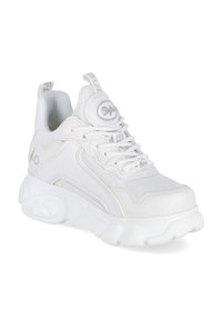 Hvide chunky sneakers med tyk sål, mesh og læder overdel, snørebånd og mærke-de pull-tabs på tungen og hælen.