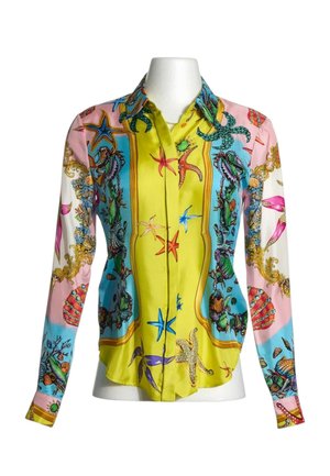 Blouse boutonnée à manches longues avec imprimé coloré sur le thème de la mer comprenant des étoiles de mer, des coquillages et du corail sur fond jaune, bleu, rose et blanc.