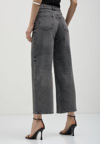 Calliope CROP WIDE - Flared Jeans - grigio