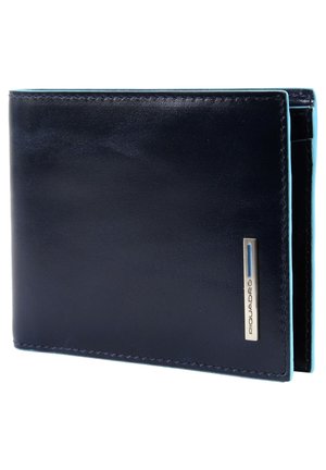 Marineblaues Lederportemonnaie mit glatter Textur, hellblauer Naht und einem silbernen Metalllogo-Akzent. Rechteckige Form, bi-faltiges Design.
