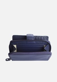 Marine leren portefeuille met ritssluiting, binnenin kaarthouders en een gladde textuur; beschikt over een veilige, compacte vormgeving en subtiele stiksels.
