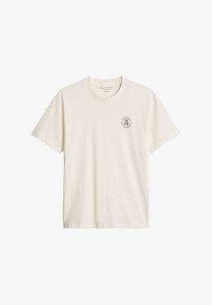 Häpune lühikeste varrukatega ümara kaelusega t-särk, millel on vasakul rinnal väike ümmargune "M OP" logo.