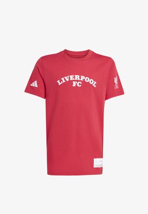 Červené tričko s krátkym rukávom a bielym textom "LIVERPOOL FC" na prednej strane a klubovým erbom na pravom rukáve.