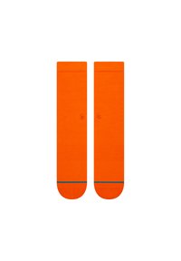 Calcetines naranjas con una textura suave, que presentan una franja azul contrastante en la puntera. Diseñados para un ajuste ceñido, adecuados para el uso casual.