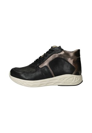 Zwarte leren high-top sneaker met bronzen accenten, met een gestructureerd oppervlak, ronde neus en een witte rubberen zool met een patroon.
