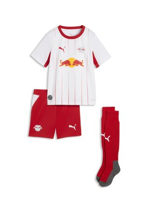 Hvid og rød fodbolddragt med Red Bull-logo, inklusive en hvid trøje med tynde røde striber, røde shorts og røde sokker med grå såler.