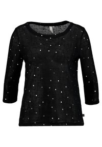 Svart, halvgenomskinlig topp med trekvartslång ärm, prydd med spridda silverpaljetter och en rund halsringning. Lätt, texturerad tyg.