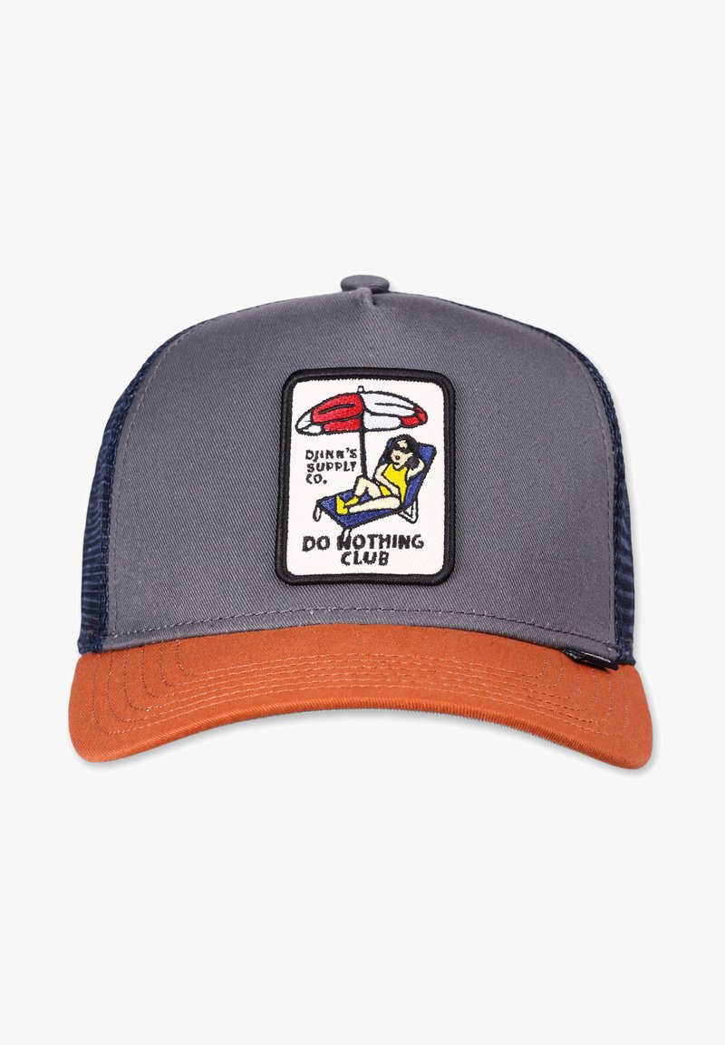 Casca de camionetă gri și bleumarin cu o vizieră portocalie. Are un patch brodat care înfățișează o persoană relaxându-se sub o umbrelă, împreună cu text.