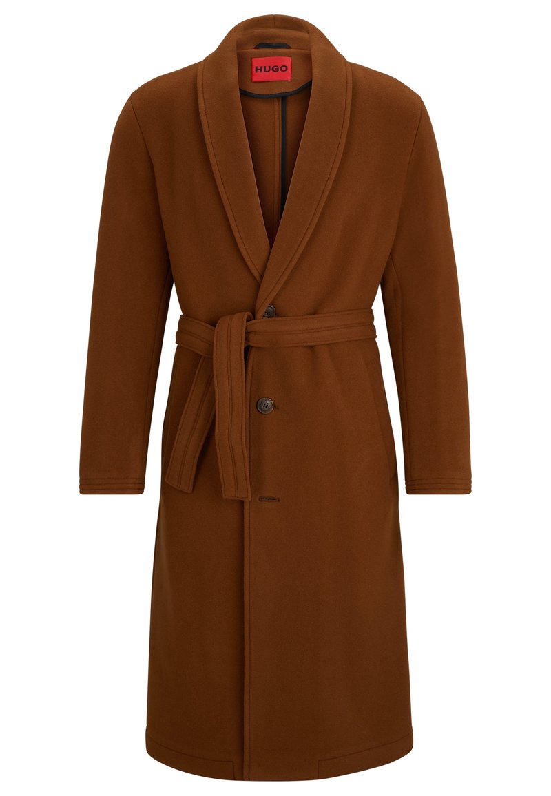 Accappatoio in misto lana marrone con colletto a scialle, cintura ad autogancio, chiusura frontale con bottoni e dettagli di cucitura discreti sulle maniche. Etichetta del marchio visibile all'interno.