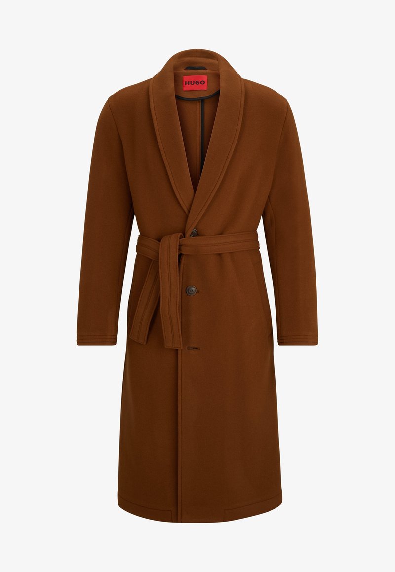 Accappatoio in misto lana marrone con colletto a scialle, cintura ad autogancio, chiusura frontale con bottoni e dettagli di cucitura discreti sulle maniche. Etichetta del marchio visibile all'interno.