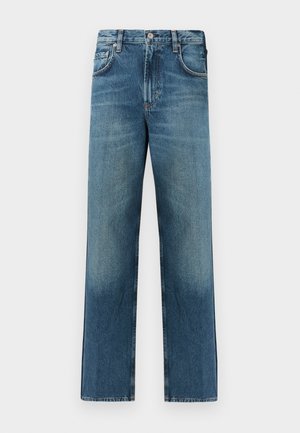 Jeans aus Denim mit geradem Bein, mittlerem Blau, dezentem Verblassen, Fünf-Taschen-Design und silbernen Metallakzenten auf der Vorderseite.