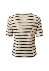 Top in maglia con sfondo crema e righe a diamante nere, maniche corte, scollatura tonda e tessuto testurizzato.