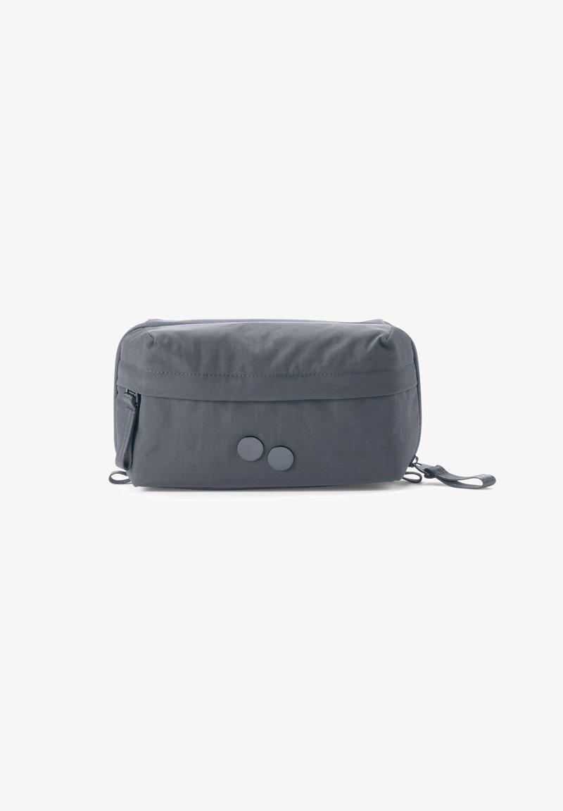 Petite pochette gris foncé avec fermeture éclair, deux boutons circulaires sur le devant et une lanière pour poignet sur le côté droit, sur fond blanc.