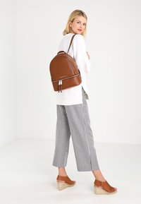 MICHAEL Michael Kors RHEA ZIP BACKPACK - Rygsække - luggage