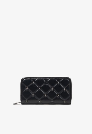 Zwarte gebettelede leren portemonnee met stervormige studs en metalen accenten. Voorzien van een ritssluiting en een gestructureerd oppervlak.