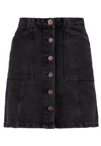 Gonna di denim nera con vita alta, bottoni frontali, due tasche laterali e taglio dritto. Il tessuto ha una consistenza morbida e una leggera usura.