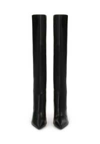 Botas de cuero negras hasta la rodilla con punta afilada, textura suave y un diseño elegante y sin adornos. Tacón de aguja, sin hardware visible.