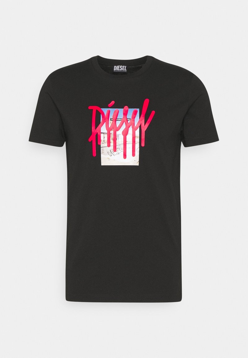 Černé bavlněné tričko s centrálním grafickým motivem v modré a růžové barvě, se silným stylizovaným textem přetékajícím přes něj. Krátké rukávy a kulatý výstřih.