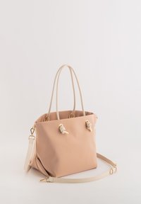 Vaaleanpunainen synteettinen kantolaukku, jossa on kaksoiskahvat, kultaiset yksityiskohdat ja solmuelementtejä. Mukana irrotettava olkahihna ja pehmeä, sileä pinta.