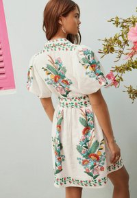 Next REGULAR FIT - PUFF SLEEVE TIE WAIST MINI  - Košilové šaty - white floral print placement