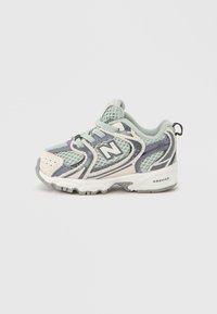 Αθλητικά παπούτσια για παιδιά σε γκρι και μέντα πράσινο διχτυωτό υλικό, με λευκές και γκρι λεπτομέρειες, στρογγυλή μύτη και αντιολισθητική σόλα. Διαθέτει κορδόνια και ταινία έλξης.