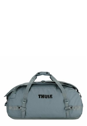 Borsa a duffel grigia realizzata in tessuto resistente, con manici doppi per il trasporto e chiusura superiore con zip. Logo in rilievo frontale con cinture regolabili.