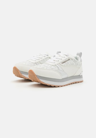 Hvite sneakers med et pustende geometrisk mønster, lærdetaljer og gummisåler. Har flate lisser og en teksturert gummisåle.