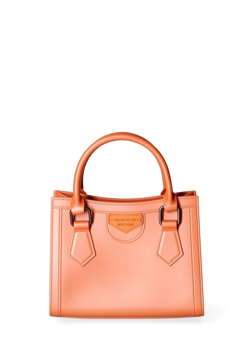 Kleine rechthoekige tas van glad oranje leer. Dubbele handvatten boven en driehoekige hardwareaccenten. Platte bodem en zichtbare stiksels.