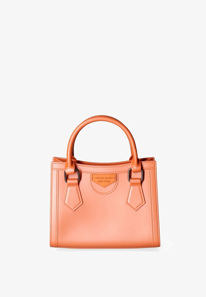 Piccola borsa rettangolare in pelle arancione liscia. Manici superiori doppi e dettagli in metallo a forma di triangolo. Fondo piatto e cuciture visibili.