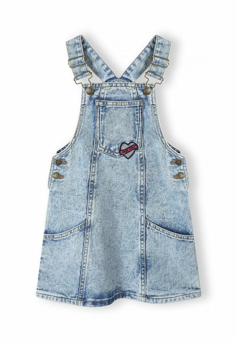 Robe salopette en denim bleu clair avec bretelles ajustables, poche avant ornée d'un patch en forme de cœur, et fermetures latérales à boutons.