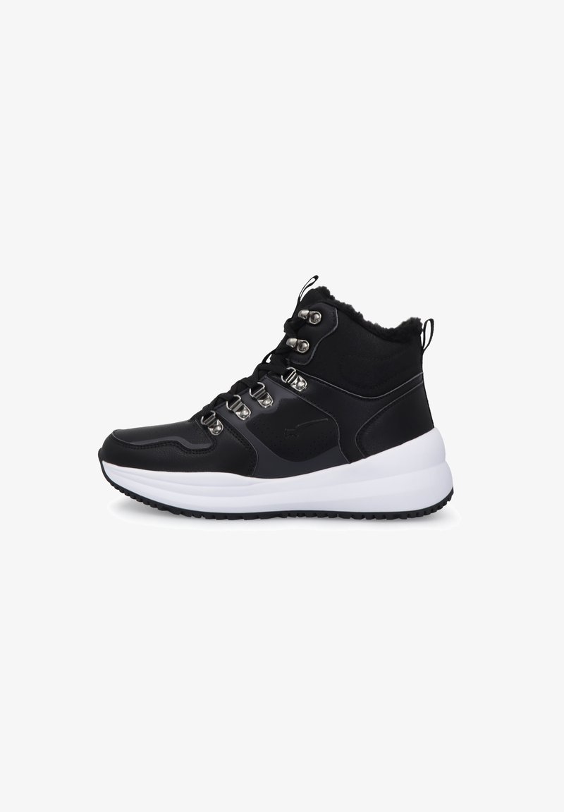 Svart högsko i läder och textil med slät yta, utrustad med silverdetaljer, fuskpälskrage och tjock vit sula.