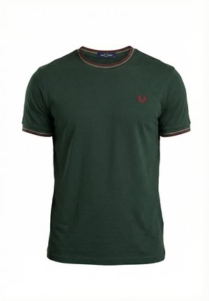 Maglietta a maniche corte verde scuro con strisce rosse e verdi su colletto e maniche, con un piccolo logo di alloro rosso ricamato sul petto.