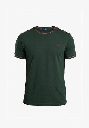 Maglietta a maniche corte verde scuro con strisce rosse e verdi su colletto e maniche, con un piccolo logo di alloro rosso ricamato sul petto.